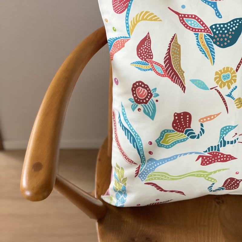 BTS ジン クッションカバー ふわさら 45 再入荷 シンガポールのクッションカバー オーキッドバティックガーデン