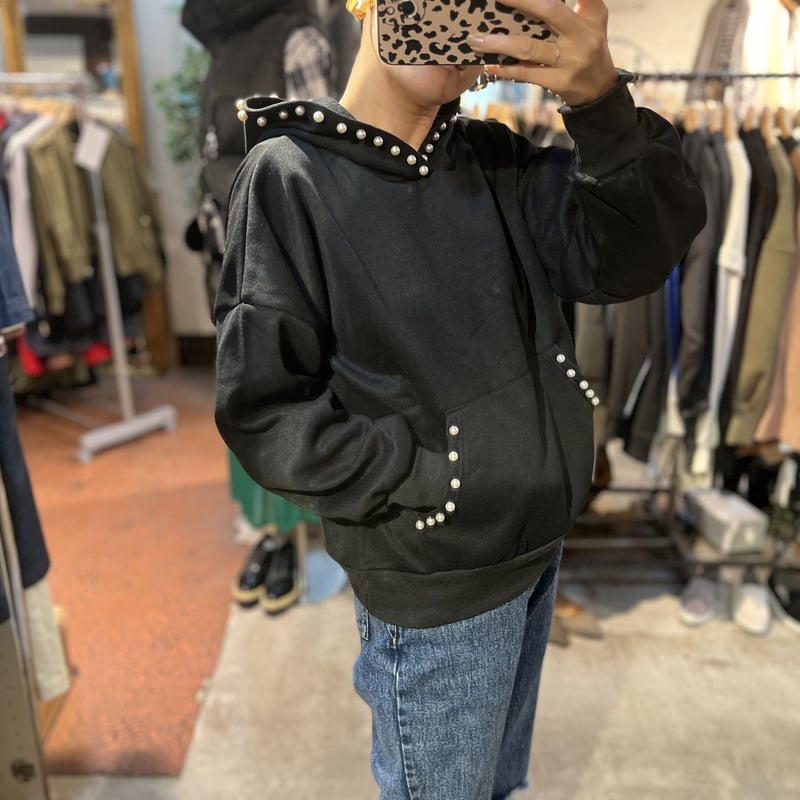 パール装飾フード付きパーカー 黒 チャスティ パール装飾フード付きパーカー 黒 チャスティ パール装飾フード