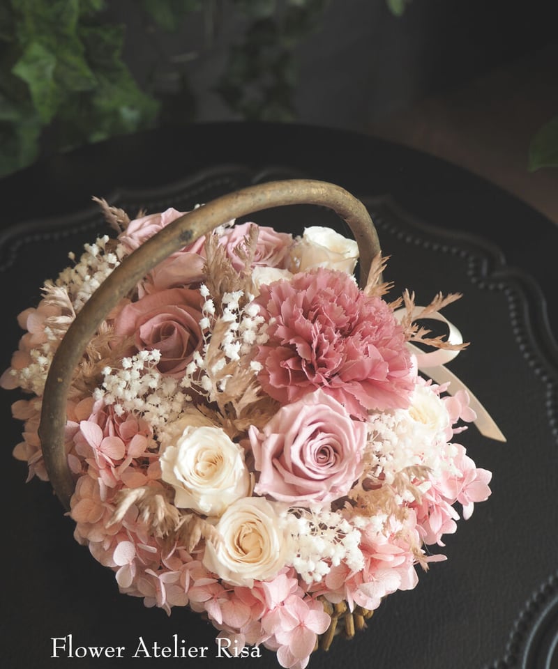 ナチュラルバスケットのフラワーアレンジメント | Flower Atelier Risa