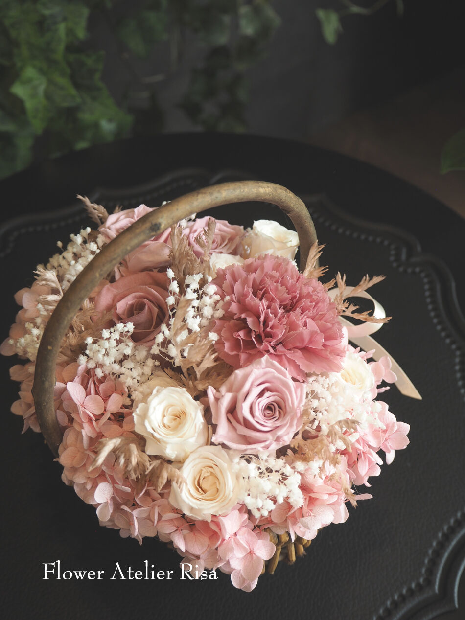 ナチュラルバスケットのフラワーアレンジメント | Flower Atelier Risa
