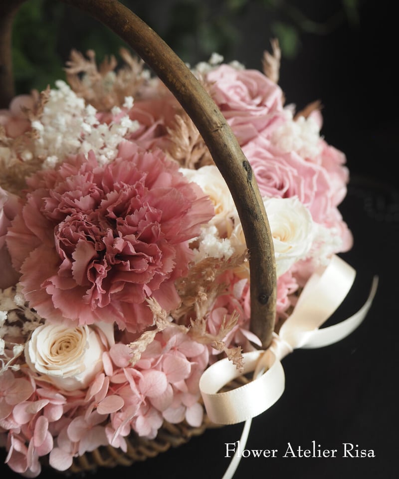 ナチュラルバスケットのフラワーアレンジメント | Flower Atelier Risa