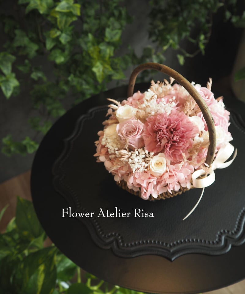 ナチュラルバスケットのフラワーアレンジメント | Flower Atelier Risa