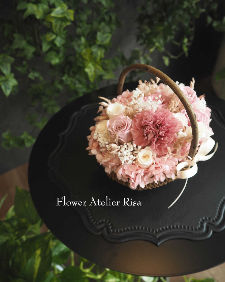 ナチュラルバスケットのフラワーアレンジメント | Flower Atelier Risa