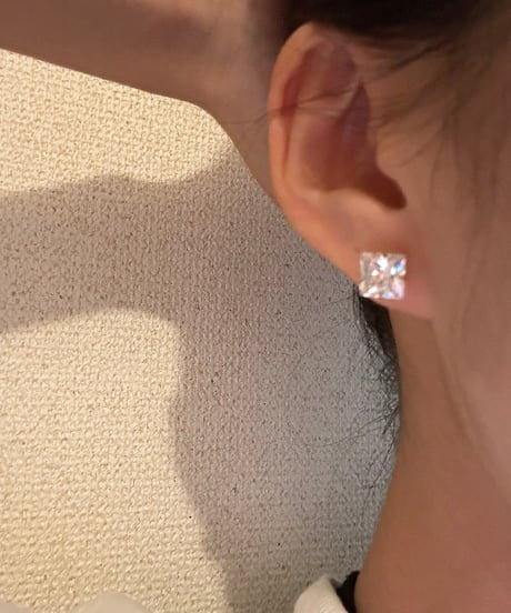 CUBIC ZIRCONIA PIERCE