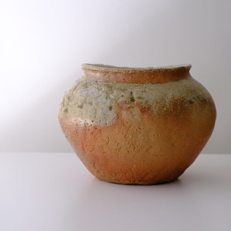 信楽焼、室町紐巻作下駄バキ、松灰釉端反壺貫乳入、石噛み菩薩像が映る 信楽焼、室町紐巻作下駄バキ、松灰釉端反壺貫乳入、