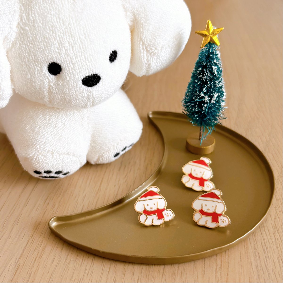 小さな犬のピンバッチ(クリスマス) * てらおかなつみ | 花麦文庫