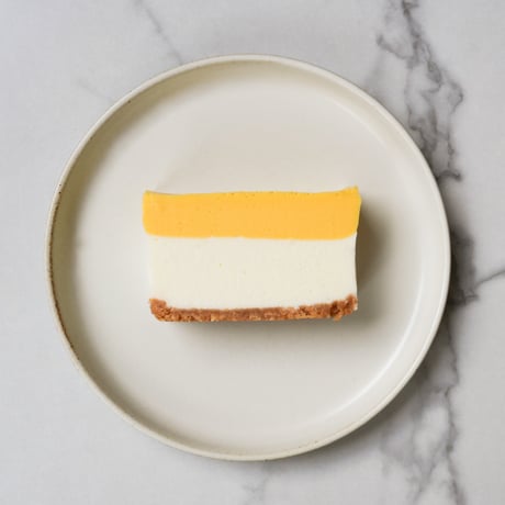 "季節限定"　パッションレアチーズケーキ