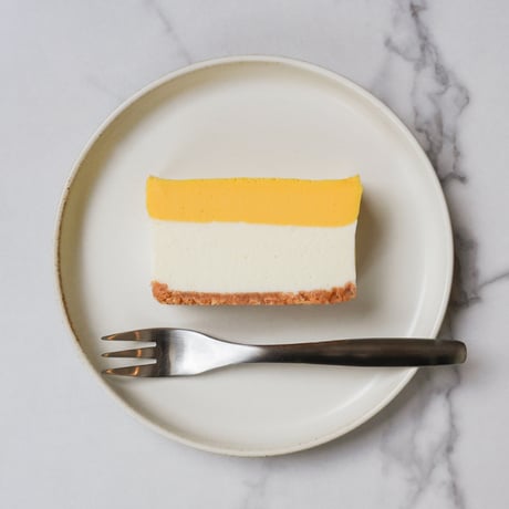 "季節限定"　パッションレアチーズケーキ