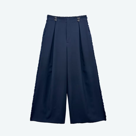 side line tuck pants | Kana Kawasaki