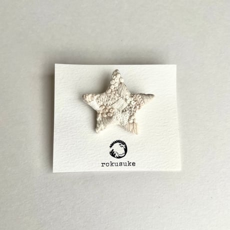 白模様のブローチ　ほし