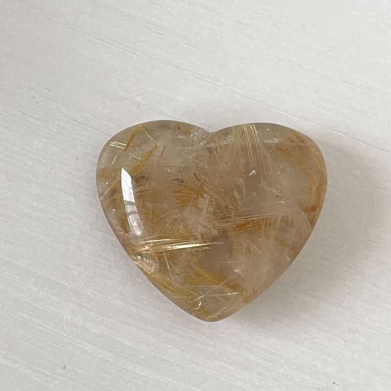 ゴールデンルチルクォーツ　ハート型　原石 theory xyz ルチルクォーツ 置物 母岩(結晶)入り ゴールドルチル