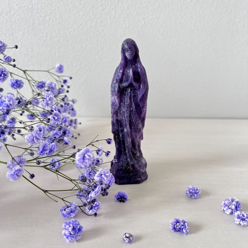 ラリック 祈りを込めた跪く聖母子像—神秘の輝きと慈愛の光輪が宿る優雅な逸品 ラリック 祈りを込めた跪く聖母子像—神秘の輝きと慈愛の光輪