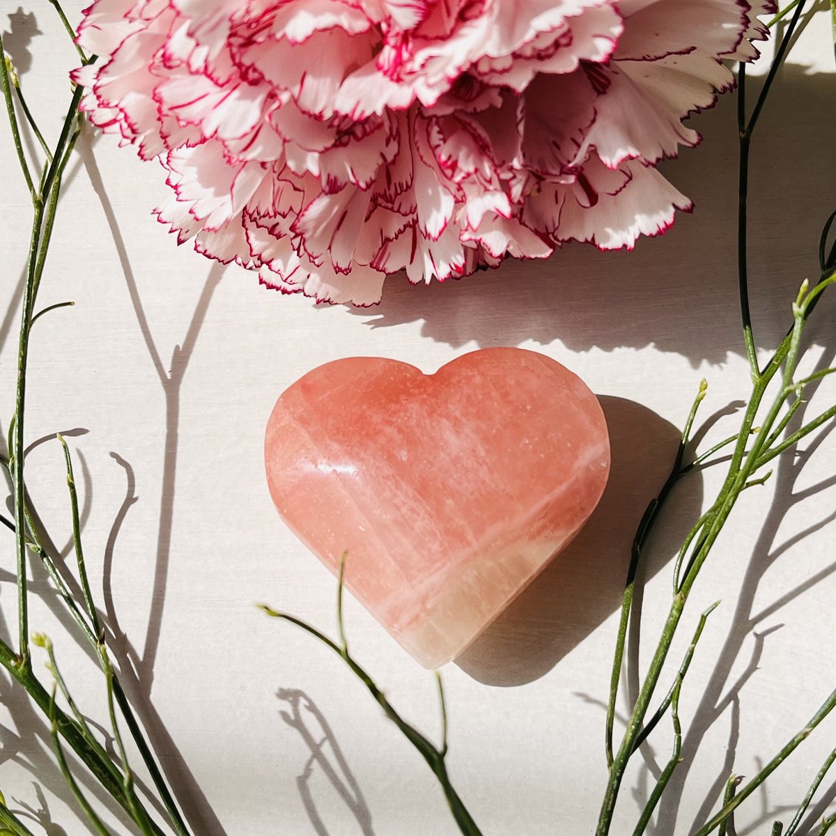 桃色ピンクハート ネコちゃんと桜色ピンクフラワーのピアス⭐サージカルステンレス⭐ 桜 ビーズ 11mm 約48個 桃色 ピンク アクリル製 さくら 花びら