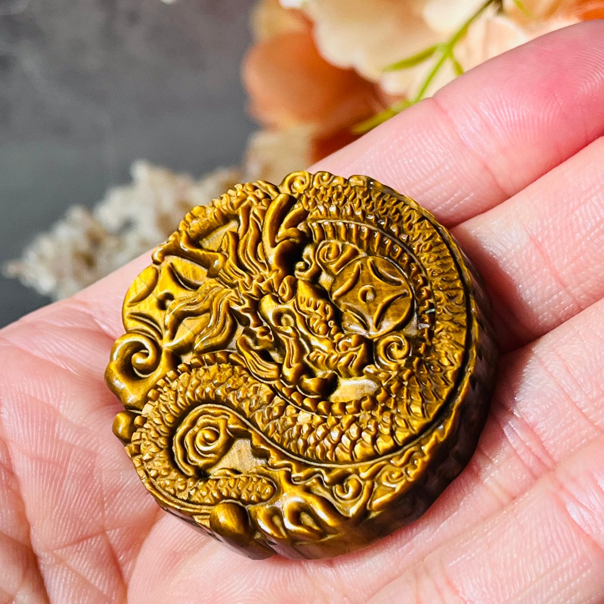 ブロンズ製虎の彫刻 木製台座付き ブロンズ製虎の彫刻 木製台座付き