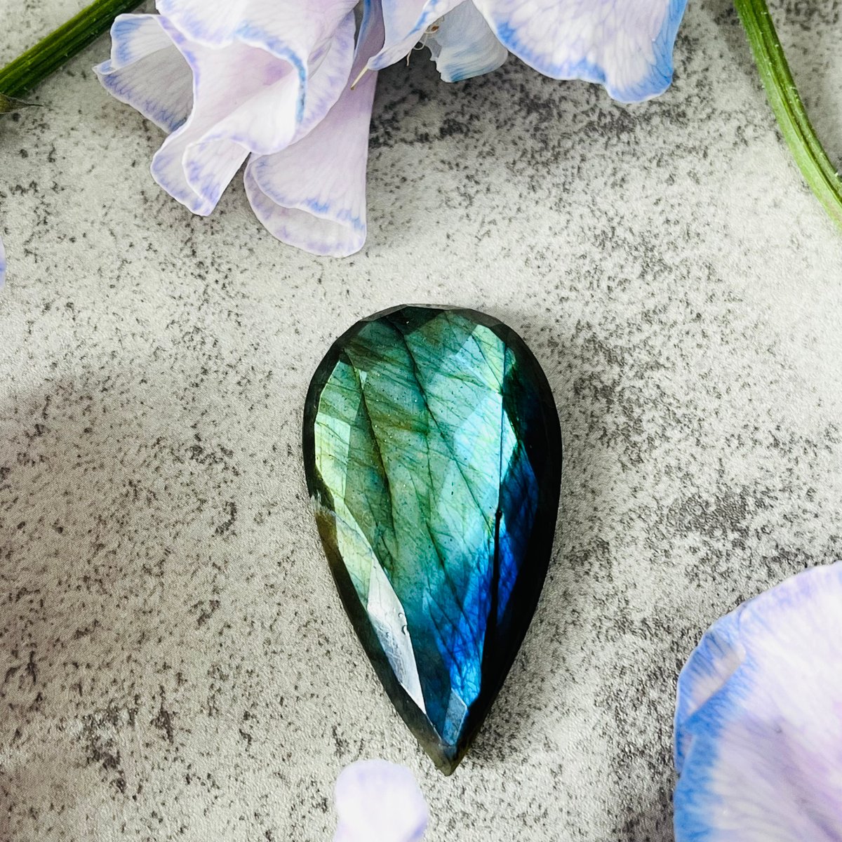 ラブラドライトハーフカット　原石 宝石カット ラブラドライト 雫型① | Crystal shop Mayria