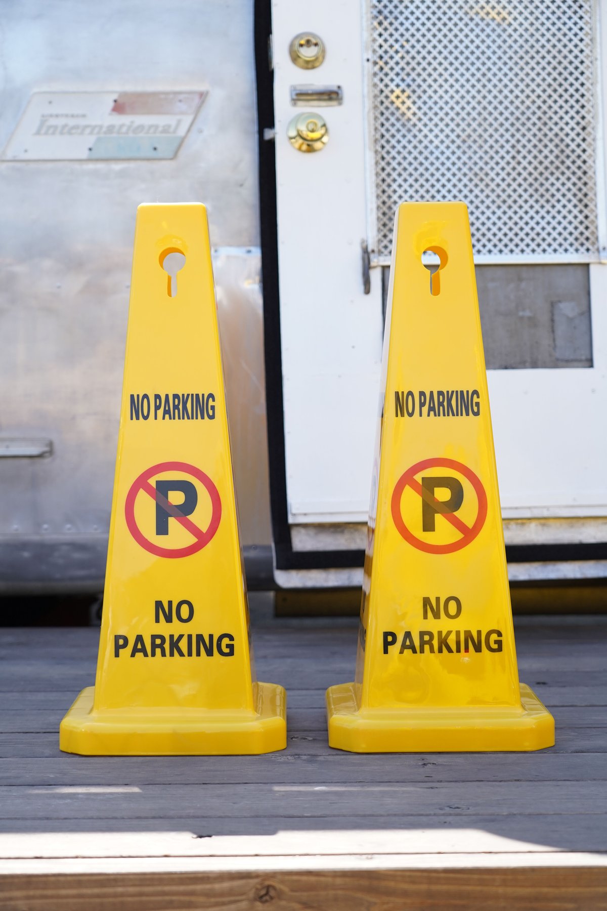 SAFETY CONE【NO PARKING】ガレージ セーフティコーン | Knick-Kn