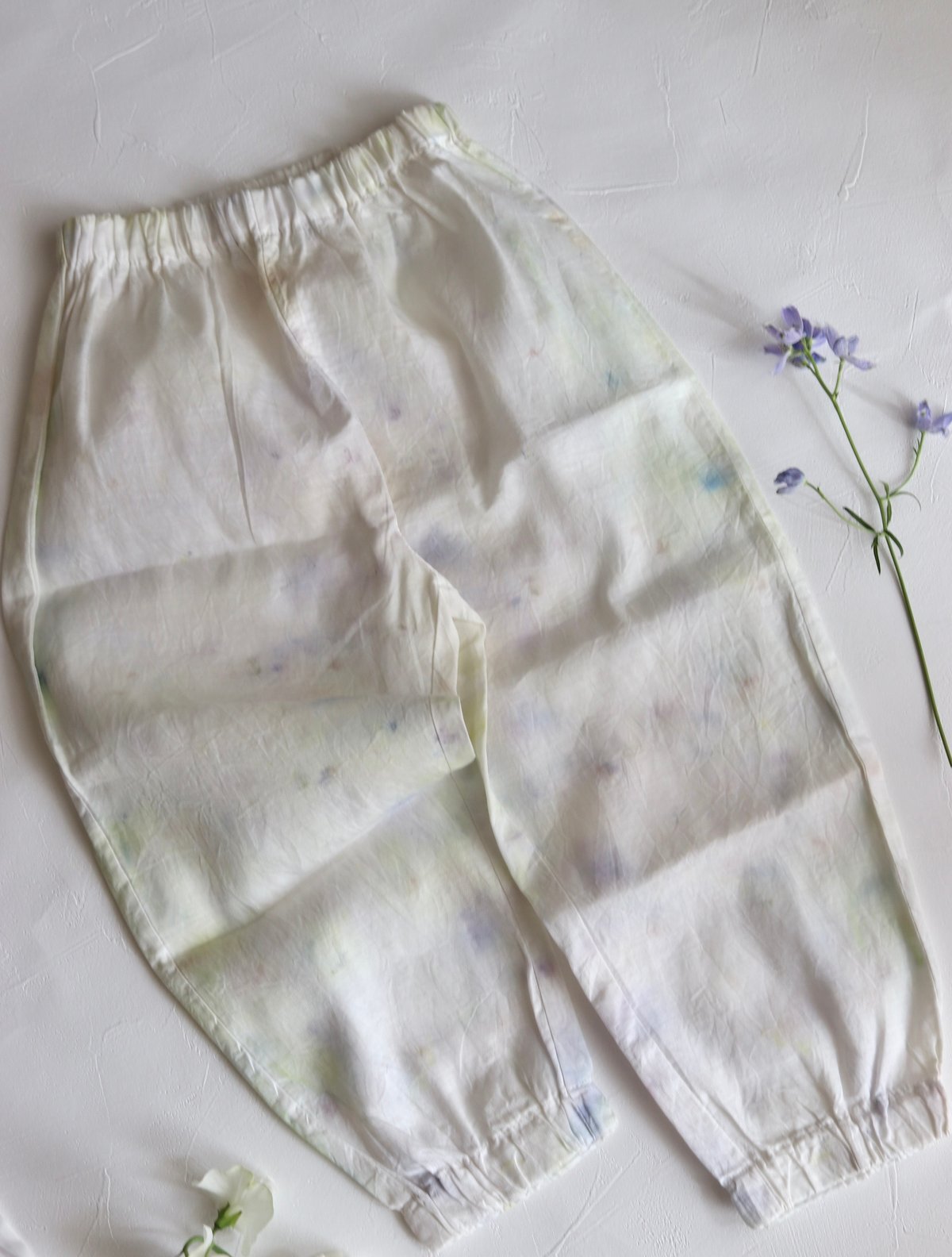 ハンドメイド ビオラ Oo 別注 / バンドルダイキッズパンツ【ブルー系(パンジー/ビオラ