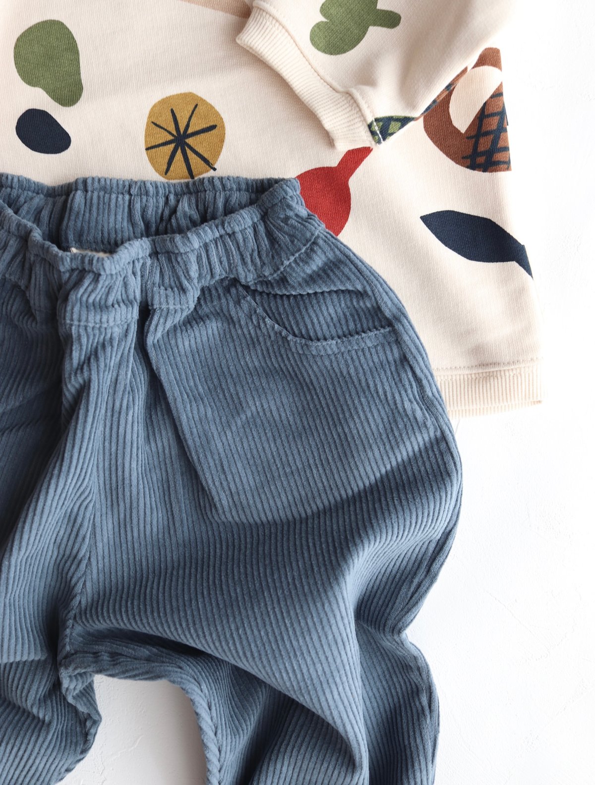 ボトムス・スパッツ STUDIO BOHEME carrot pants BLUE DENIM Pantalon Carrot Velours Côtelé Bleu Naissance 10 Ans Studio