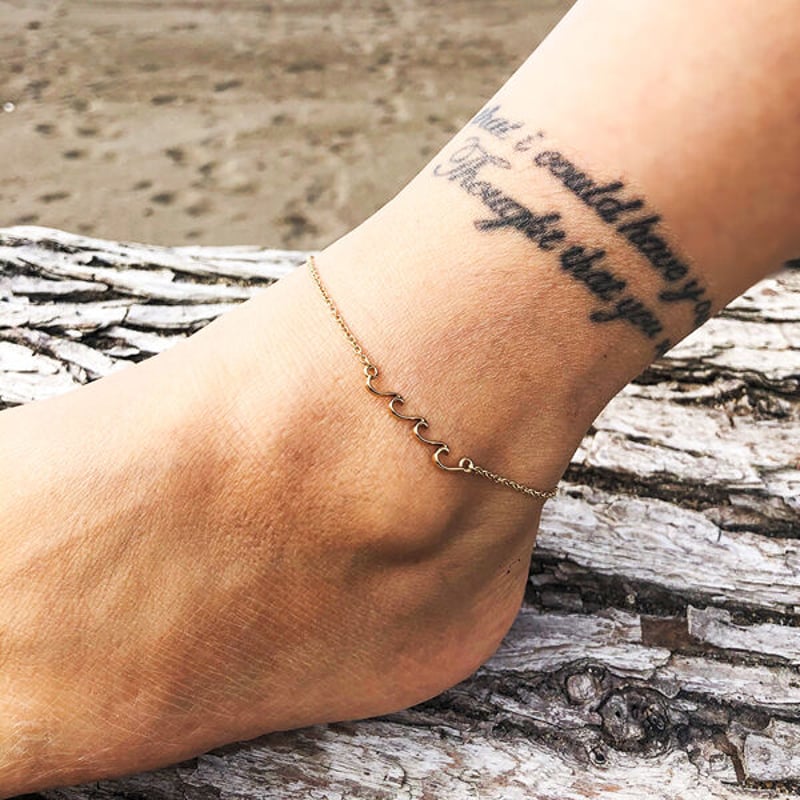 足首ほっそり ウェーブアンクレット ハワイアンジュエリー ステンレススチール | Samarh... Jewelry 女性ジュエリーアンクルフットチェーンシャイニングアンクレットブレスレットビーチフットジュエリーサマー
