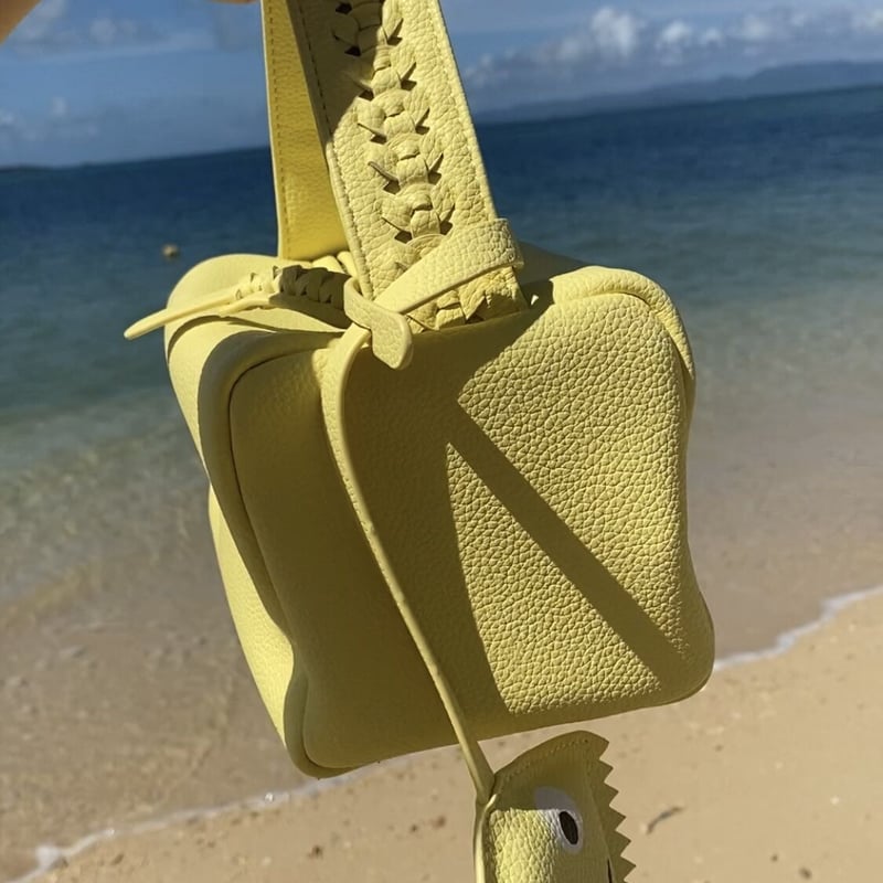 ★ハンドメイド★ ミニチュア チェーンバッグ エナメル レモンイエロー ヌメ革フラップショルダーバッグ レモンイエロー | Shop online