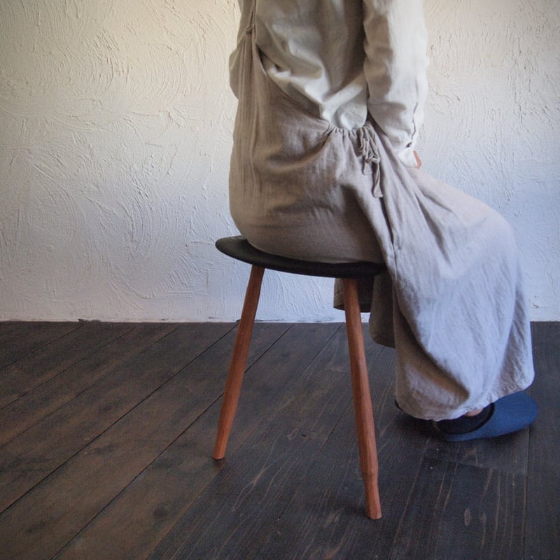 三本脚スツール【クリ×ブラックチェリー】 | キグラシ家具工房 online shop