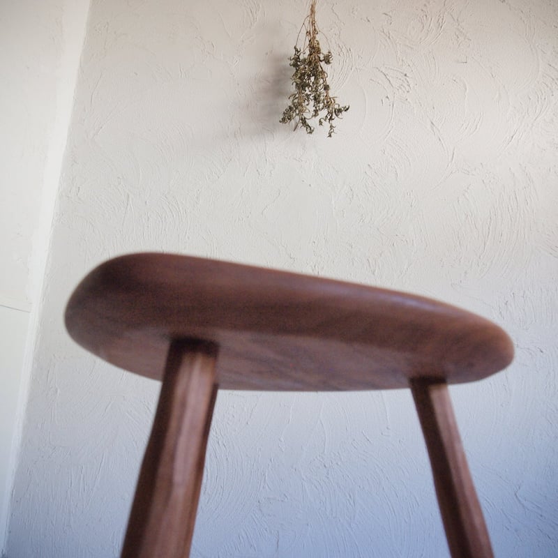 フランスアンティーク 木製 三本脚 スツール ダークブラウン　① 三本脚スツール【ブラックチェリー】 | キグラシ家具工房 online shop