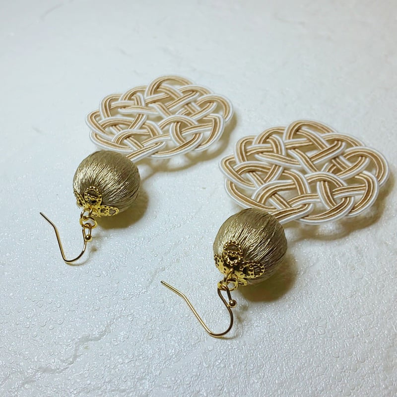 袈裟結びピアス 白×ベージュ 199 | boxshopokazaki 