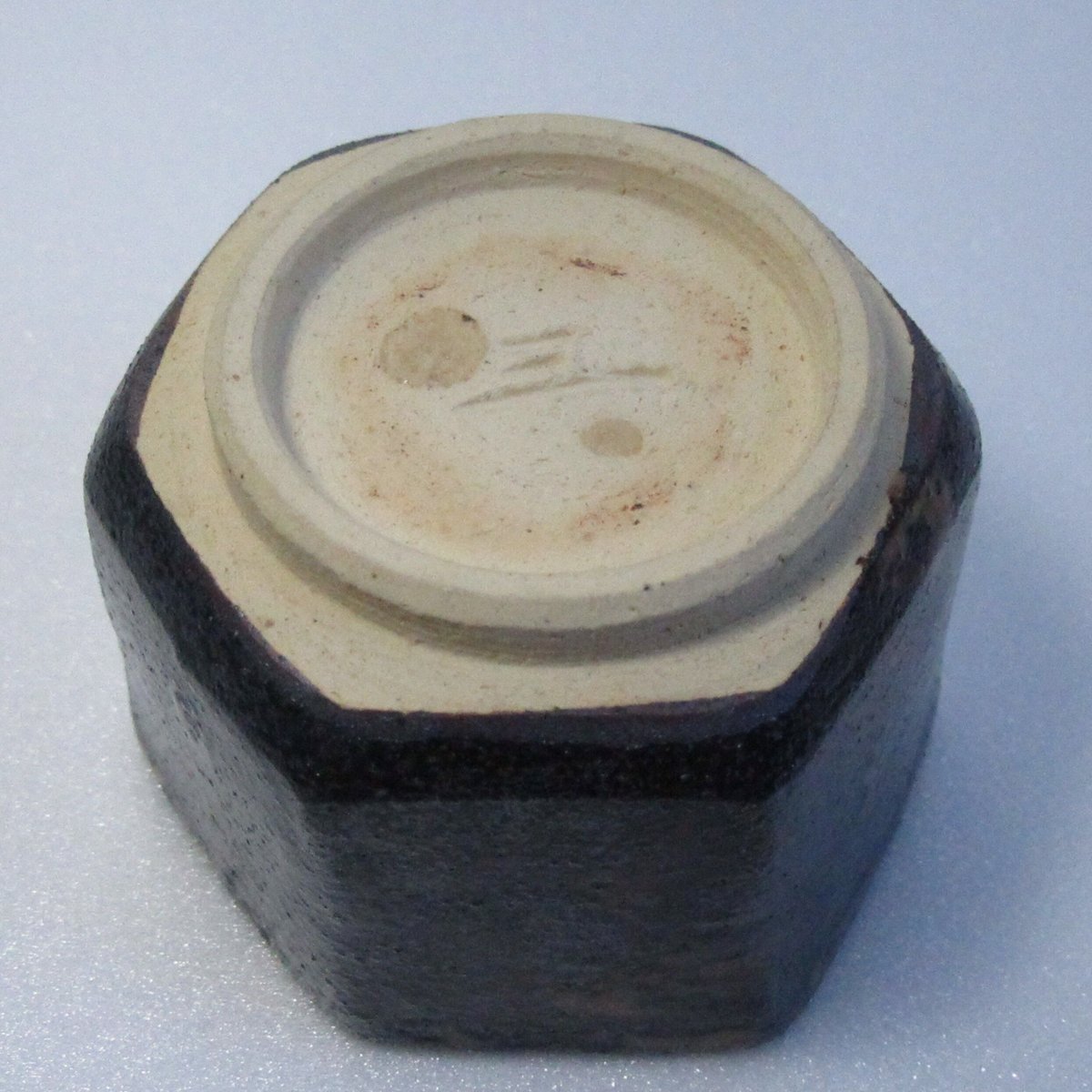 灰釉湯呑 (浅野 陽）未使用 新品同様 鉄化粧灰釉六角ぐい呑み（てつげしょうはいゆうろっかくぐいのみ