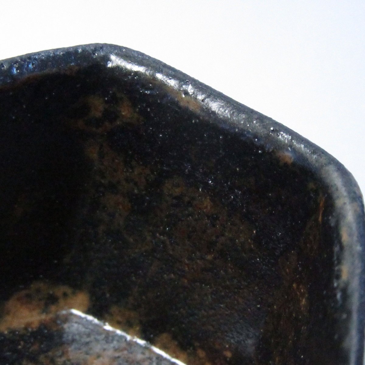 鉄化粧灰釉六角ぐい呑み（てつげしょうはいゆうろっかくぐいのみ