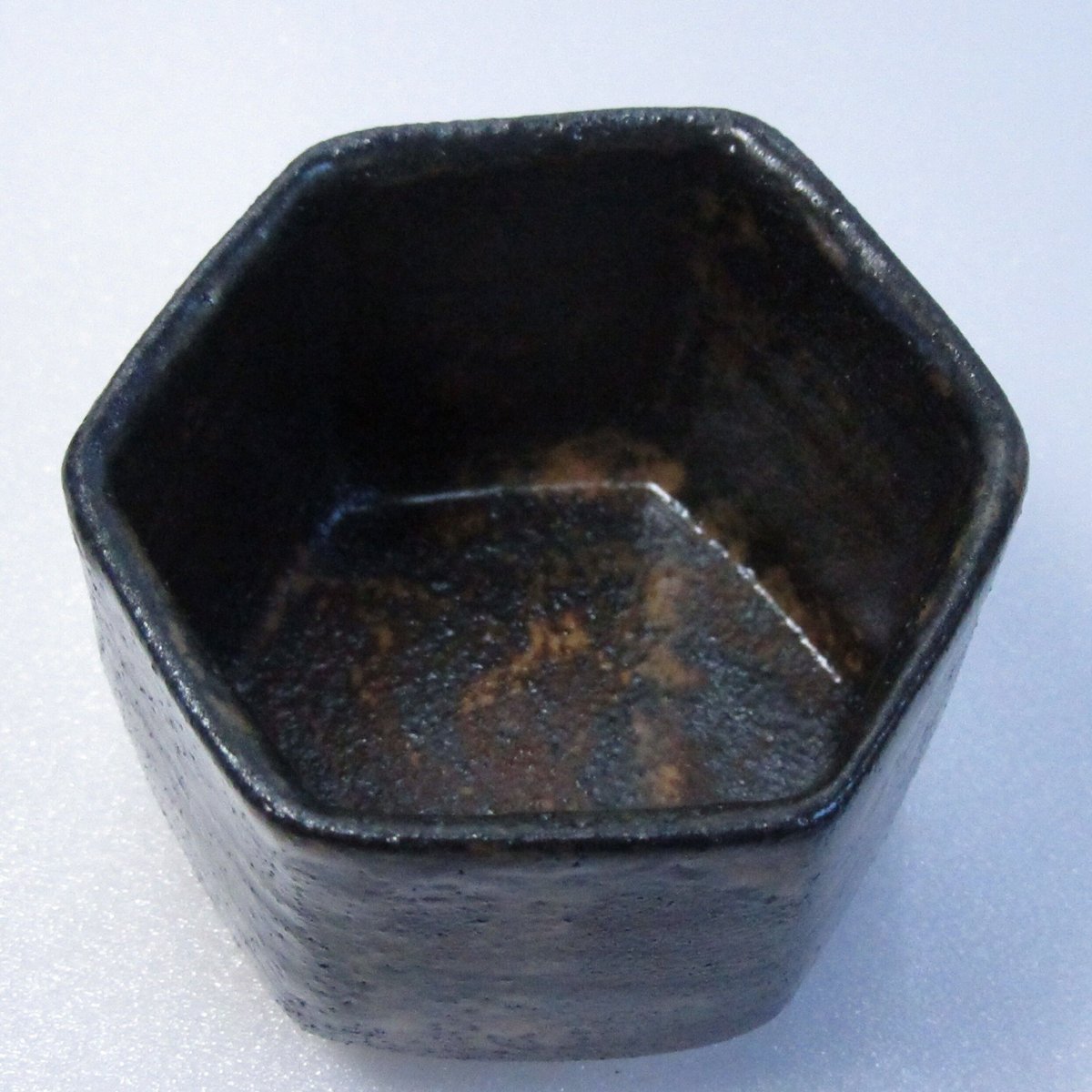 鉄化粧灰釉六角ぐい呑み（てつげしょうはいゆうろっかくぐいのみ