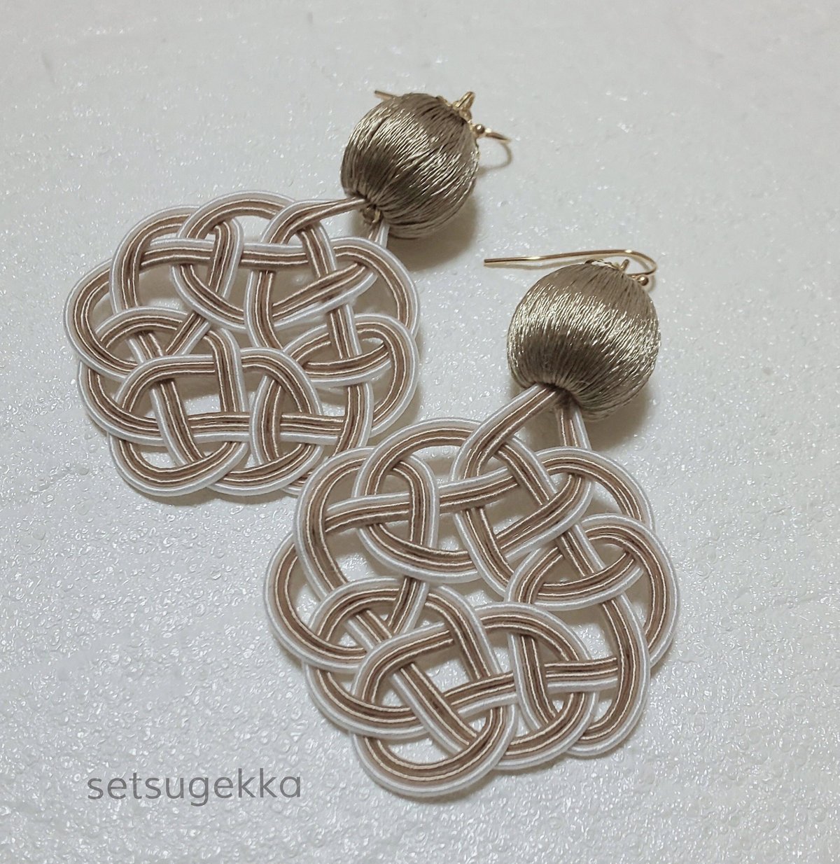 袈裟結びピアス 白×ベージュ 199 | boxshopokazaki 