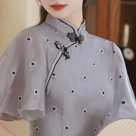 フレアスリーブ × 刺繍フラワー