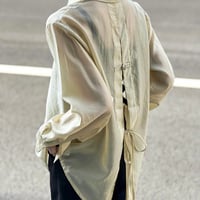 シースルーシャツ × 中華ボタン