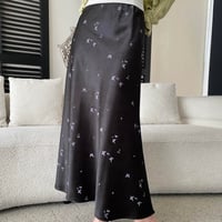 蝶々柄サテンスカート