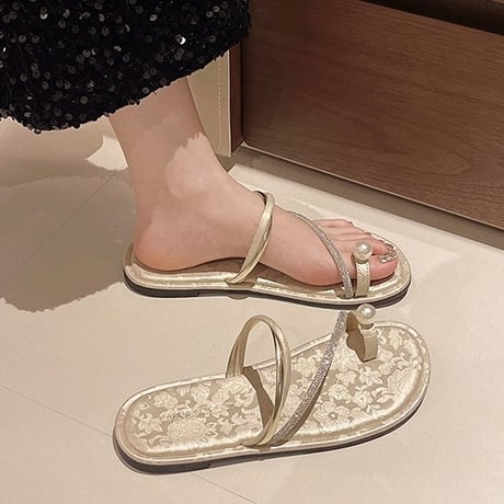 パールストラップサンダル × ベージュ