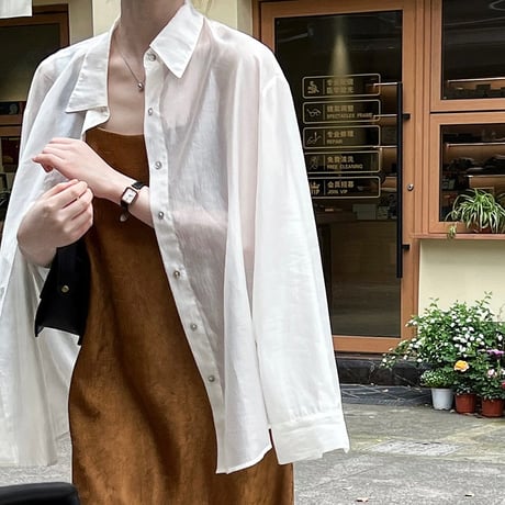 シースルーシャツ × 中華ボタン