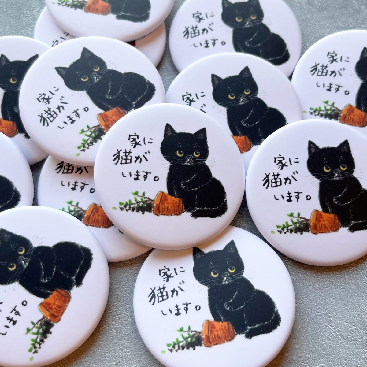 モリ イラストレーター 缶バッジ「家に猫がいます oops!」 | necoya