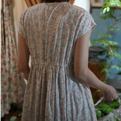 Frill/French sleeve dress　445940-A