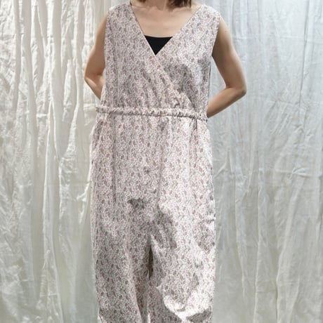 over-all/sleeve less
