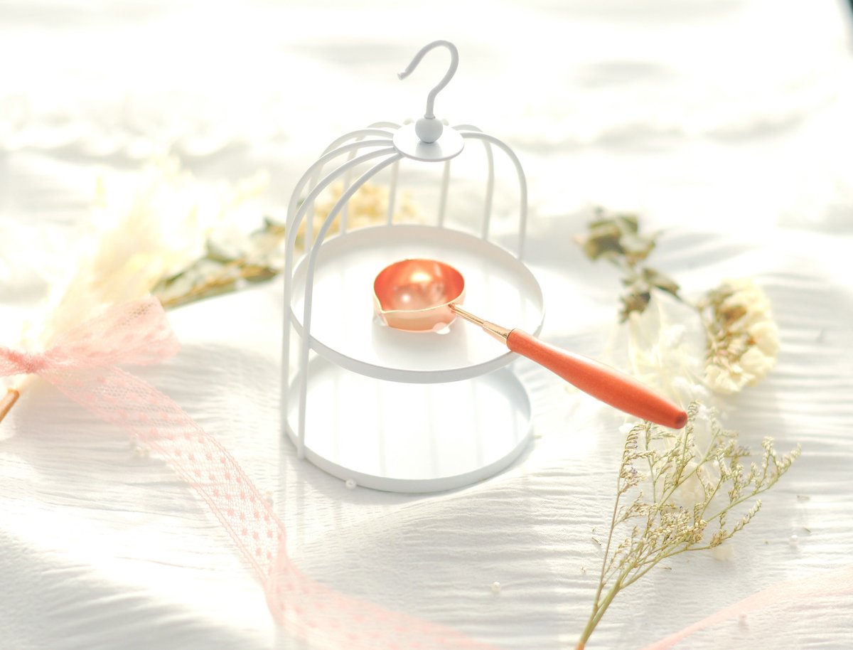 ロココ調ホワイトローズなカッティングボード＊小鳥と英字風スタンプ