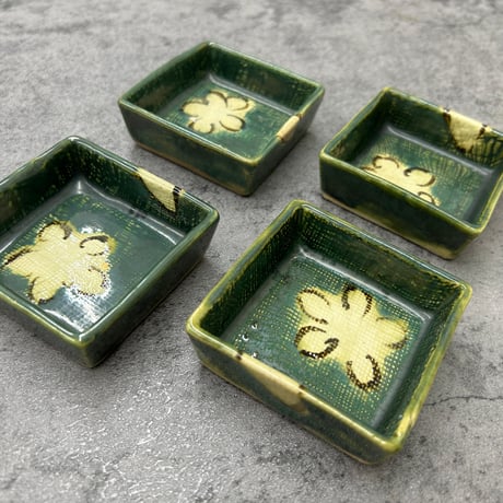 織部焼 四方型 小皿 花模様
