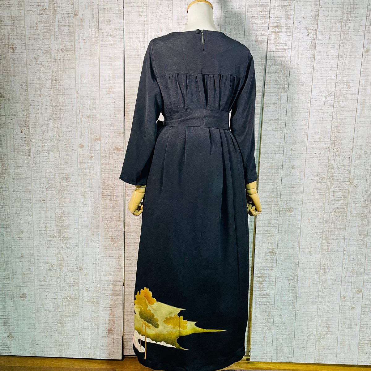 LL 着物リメイク 正絹 灰黒刺繍附下げ シンプルゆったりワンピース 着物リメイク＊松模様刺繍正絹黒留袖ワンピースL～LL＆