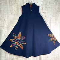 幟旗＆藍色紬風コットン花びらパッチ＊立ち襟＊美ライン＆テントラインワンピースＭ～Ｌ