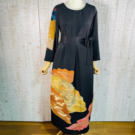 着物リメイク＊扇・鶴・家屋など古典柄刺繍正絹黒留袖ワンピースＭ～Ｌ＆ギャザーストール
