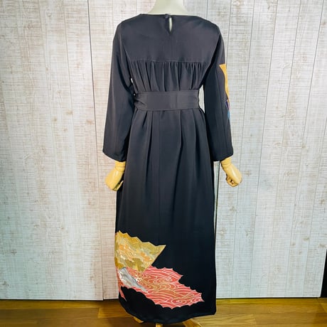 着物リメイク＊扇・鶴・家屋など古典柄刺繍正絹黒留袖ワンピースＭ～Ｌ＆ギャザーストール