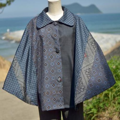 大島紬で裏地付きポンチョ風半コート紺系フリーサイズ