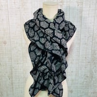 着物リメイク＊希少＊黒正絹亀甲柄鹿の子絞りふわふわ＆ひらひらギャザーストール