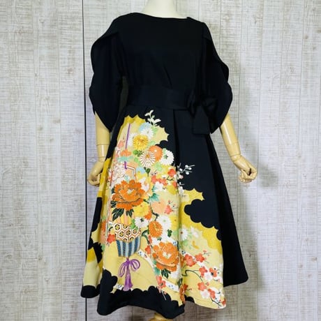 オーダー＊御簾に牡丹・菊模様刺繍正絹黒留袖ボートネック＆花びら袖テントラインワンピースＭ～Ｌ