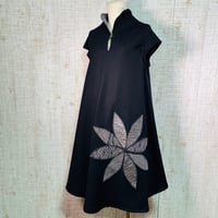 黒ジョーゼット＆黒絞り立ち襟フレンチ袖テントライン花びらパッチワンピースＬ～ＬＬ