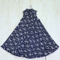 紺地に花いっぱい浴衣で立ち襟テントライン・美ラインワンピースＭ～Ｌ